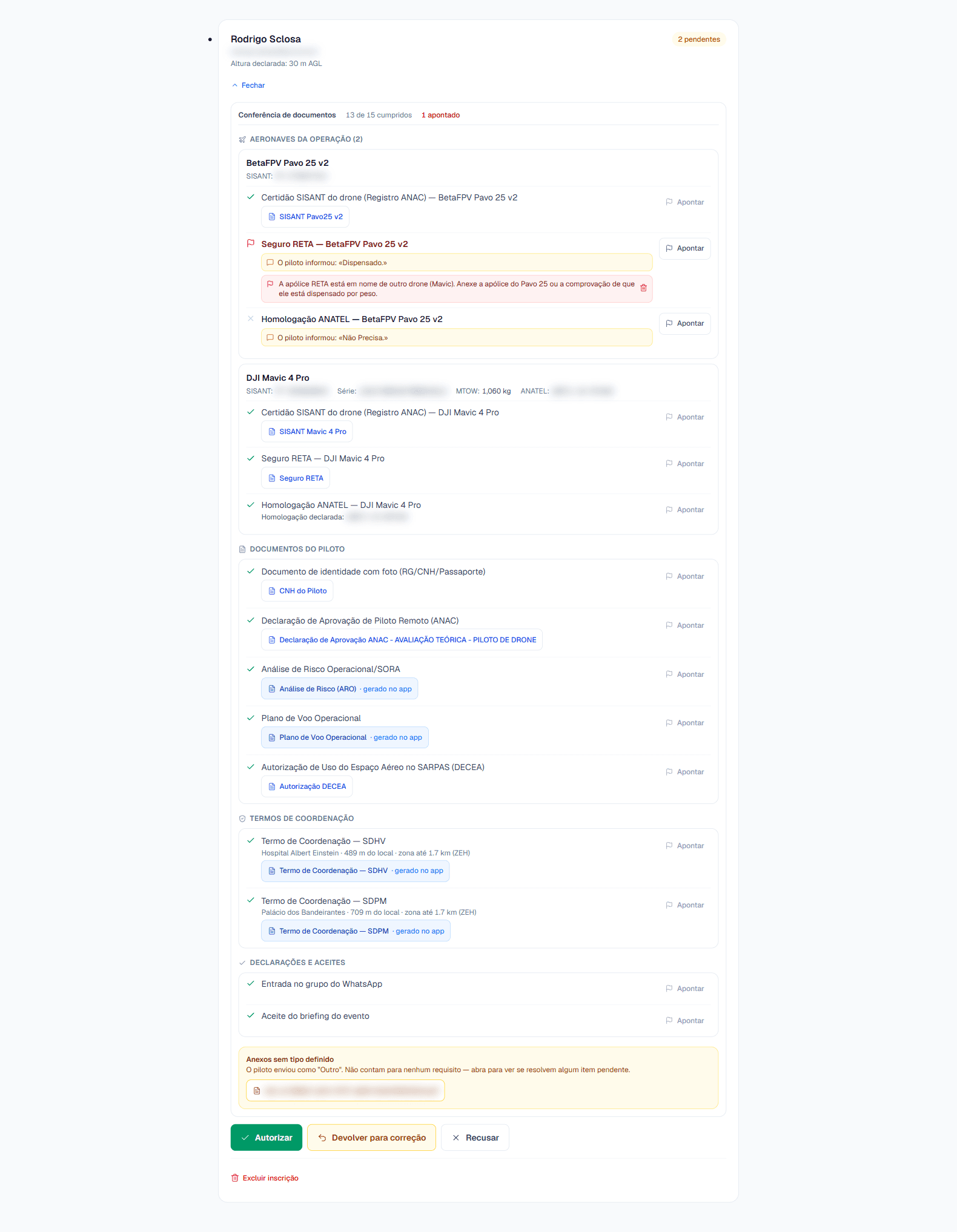 Checklist com um apontamento salvo no seguro RETA: a bandeira vermelha, o texto do organizador e, no rodapé, o botão Devolver para correção.